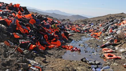 Entsorgte Rettungswesten liegen am 01.02.2017 auf der Insel Lesbos (Griechenland) auf einer Müllhalde.  (Symbolbild)