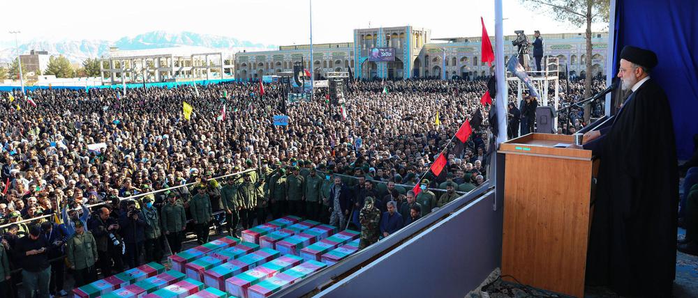 Irans Präsident Ebrahim Raisi spricht bei einer Trauerzeremonie für die Opfer des Terroranschlags von Kerman.
