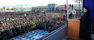 Irans Präsident Ebrahim Raisi spricht bei einer Trauerzeremonie für die Opfer des Terroranschlags von Kerman.