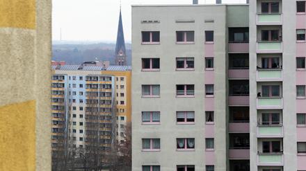 Viele Menschen in Potsdam wohnen in Plattenbauten aus DDR-Zeiten.
