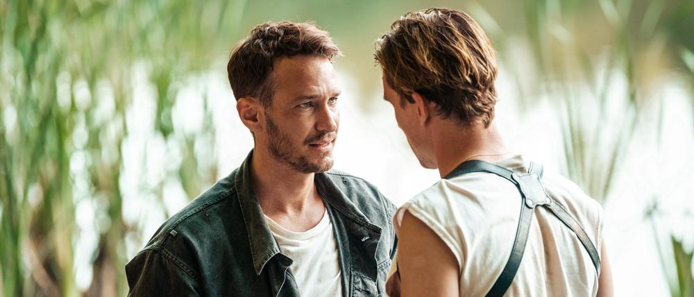Die Kommissare Hölzer (Vladimir Burlakov,li.) und Schürk (Daniel Sträßer) reden Tacheles.