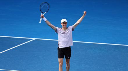 Jannik Sinner feiert seinen Coup über Novak Djokovic.