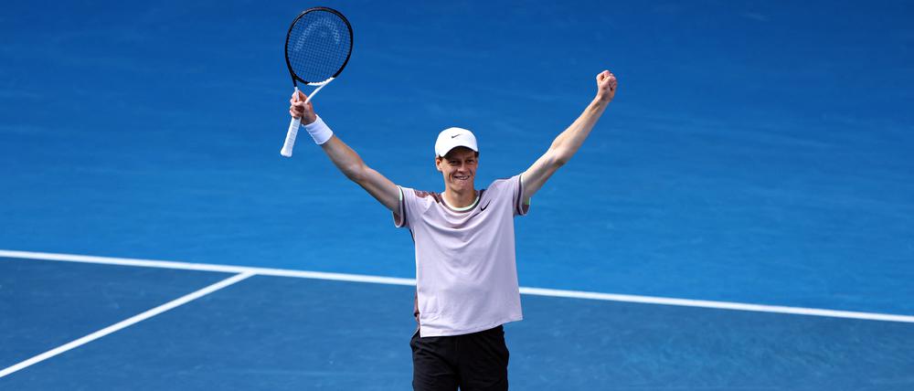 Jannik Sinner feiert seinen Coup über Novak Djokovic.