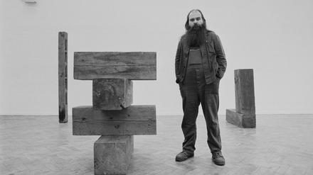 Carl Andre in seiner Ausstellung 1978 in der Londoner Whitechapel Gallery.