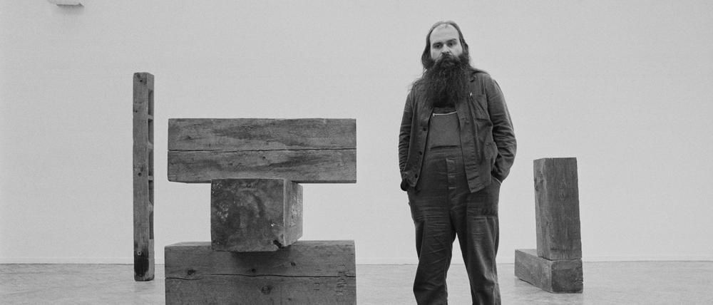 Carl Andre in seiner Ausstellung 1978 in der Londoner Whitechapel Gallery.