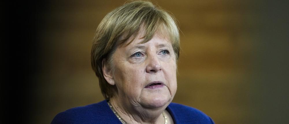 Die damalige Bundeskanzlerin Angela Merkel (CDU) spricht 2021 zu den Medien während eines Besuchs im TUMO-Lernzentrum.