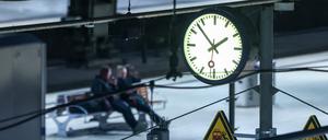 Nur wenige Menschen sind in der Nacht bei Streikbeginn im Hamburger Hauptbahnhof unterwegs. Die Gewerkschaft Deutscher Lokomotivführer (GDL) hat ab Mitte der Woche zum Streik im aktuellen Tarifkonflikt mit der Deutschen Bahn und anderen Unternehmen aufgerufen. +++ dpa-Bildfunk +++