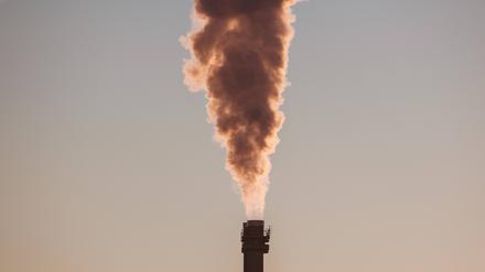 Qualmender Schornstein vom Heizkraftwerk Mitte der Vattenfall Waerme Berlin AG.