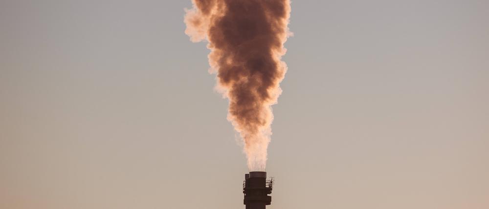 Qualmender Schornstein vom Heizkraftwerk Mitte der Vattenfall Waerme Berlin AG.