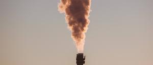 Qualmender Schornstein vom Heizkraftwerk Mitte der Vattenfall Waerme Berlin AG.