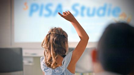 Ein Mädchen meldet sich in der Schulklasse. Die Leistungen deutscher Schüler sind während der Corona-Zeit deutlich schlechter geworden und im internationalen Vergleich nur Durchschnitt.