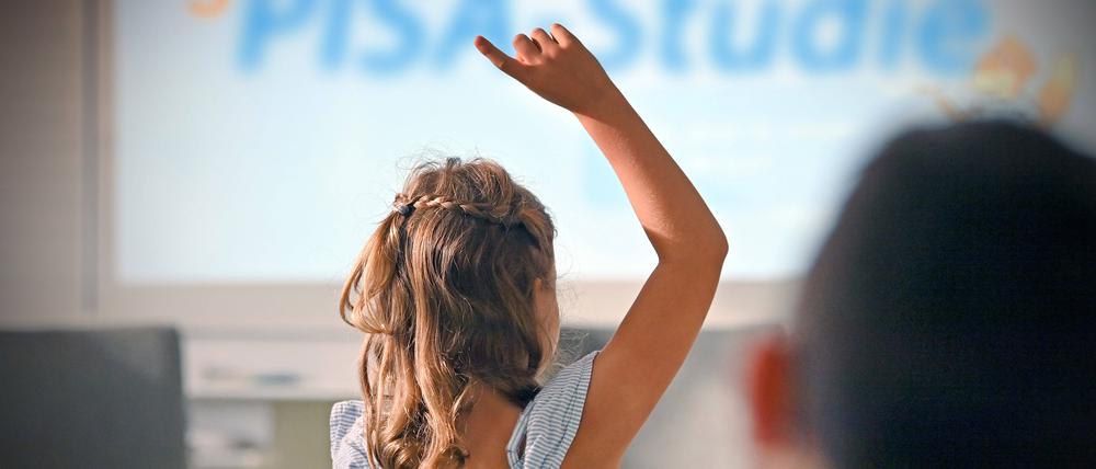 Ein Mädchen meldet sich in der Schulklasse. Die Leistungen deutscher Schüler sind während der Corona-Zeit deutlich schlechter geworden und im internationalen Vergleich nur Durchschnitt.