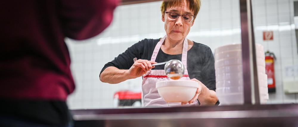 Essensausgabe in einer Schulkantine. (Symbolbild)