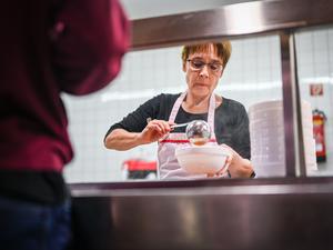 Essensausgabe in einer Schulkantine. (Symbolbild)