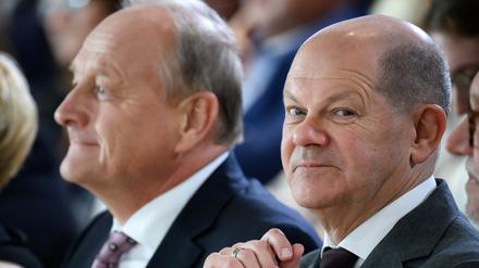 Joachim Rukwied, Präsident des Deutschen Bauernverbandes, und Bundeskanzler Olaf Scholz (rechts, SPD) sitzen beim Festakt zu 75 Jahren Deutscher Bauernverband. Für Freitag hat Scholz Rukwied ins Kanzleramt eingeladen.