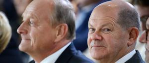 Joachim Rukwied, Präsident des Deutschen Bauernverbandes, und Bundeskanzler Olaf Scholz (rechts, SPD) sitzen beim Festakt zu 75 Jahren Deutscher Bauernverband. Für Freitag hat Scholz Rukwied ins Kanzleramt eingeladen.