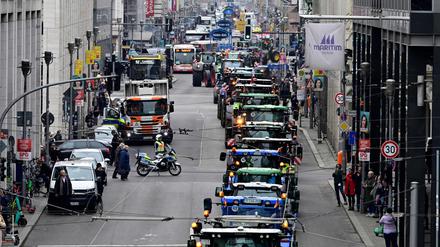 Traktorkorso in Berlin-Mitte.