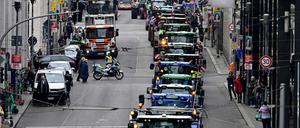 Traktorkorso in Berlin-Mitte.