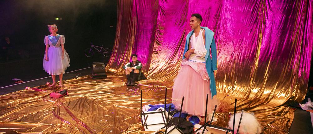 Bloß nicht einschüchtern lassen. Lu (Berit Vander) und Ole (Daniel Pohlen) in Karsten Dahlems Stück „Princess“. 