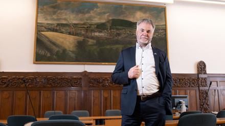 Uwe Rumberg, Oberbürgermeister von Freital, steht im Ratssaal.