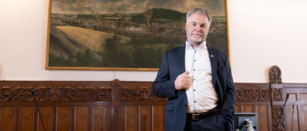 Uwe Rumberg, Oberbürgermeister von Freital, steht im Ratssaal.