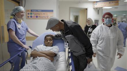 Vor dem Eingriff: Der 11-jährige Junge wurde mit einer erblich bedingten Taubheit geboren.