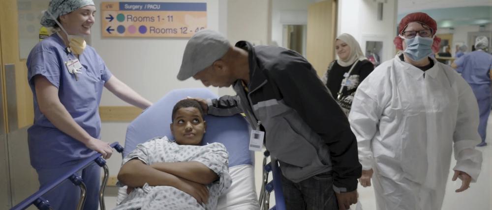 Vor dem Eingriff: Der 11-jährige Junge wurde mit einer erblich bedingten Taubheit geboren.