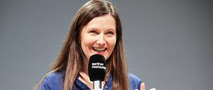 Nora Hertlein-Hull, die neue Leiterin des Theatertreffens, bei der Verkündung.