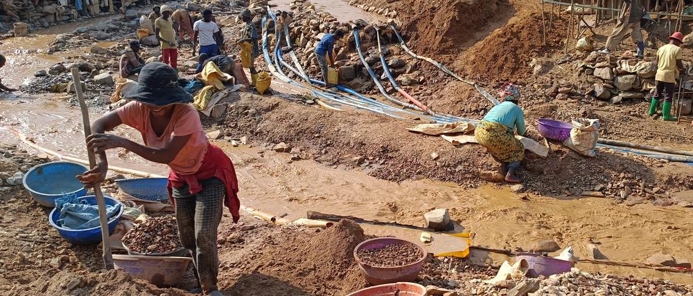 Kobaltmine im Kongo: Der Schutz von Menschenrechten und Umwelt entlang der Lieferkette soll für Firmen Pflicht werden.