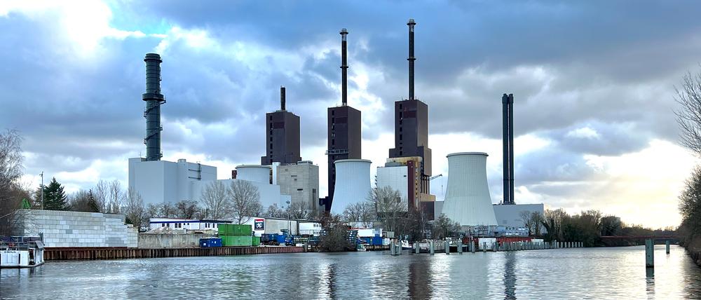 Das Heizkraftwerk Lichterfelde: Der dritte Turm ist schon zur Hälfte abgetragen. Auch die beiden anderen werden im Laufe des Jahres aus der Südwest-Skyline verschwinden.