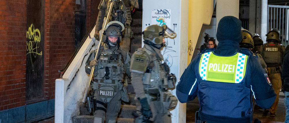 Polizisten einer Spezialeinheit sind im Stadtteil Billsted im Einsatz. Bei einer Attacke in Hamburg-Billstedt wurde ein 17-Jähriger durch Messerstiche verletzt und erlag später den Verletzungen.