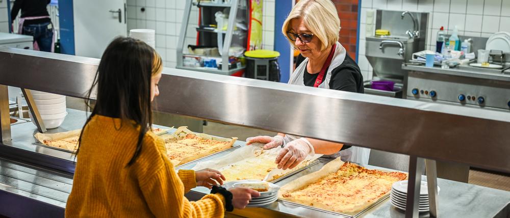 Darf es noch etwas mehr sein? Essen in Mensen und Kantinen soll gesund und billig sein. Funktioniert das?