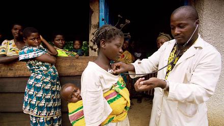 Arzt untersucht Mutter und Kind im Kibua Camp, Kongo