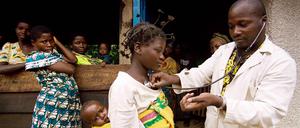 Arzt untersucht Mutter und Kind im Kibua Camp, Kongo