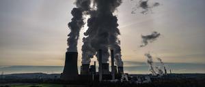Dampf steigt vor der Sonne aus dem RWE Braunkohlekraftwerk Niederaußem. Das Kraftwerk Niederaußem ist ein von RWE Power mit Braunkohle betriebenes Grundlastkraftwerk. 