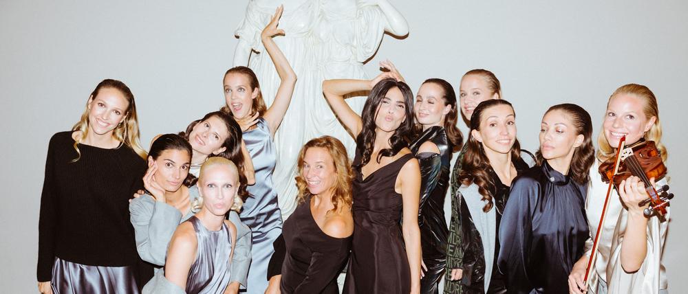 Sinn für Glamour. Designerin Anja Gockel (Mitte) residiert in Wilmersdorf und zeigt ihre Kollektion im Adlon.