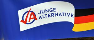 Thüringen, Apolda: Ein Mann in schwarzen Sandalen hält ein Plakat der AfD-Jugendorganisation Junge Alternative (Archivbild vom 17.08.2017).
