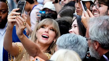 Eine KI generierte Nacktfotos von Taylor Swift (Symbolbild).