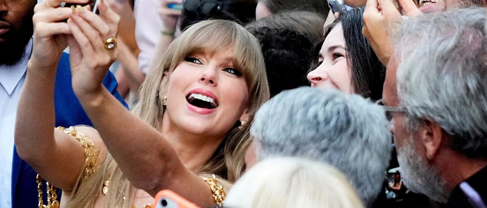 Eine KI generierte Nacktfotos von Taylor Swift (Symbolbild).