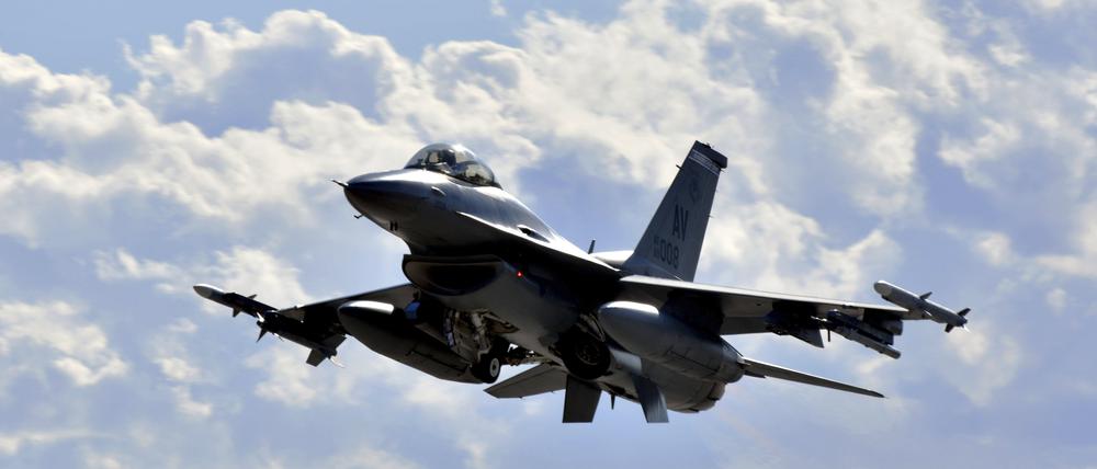 Auf diesem von der US-Luftwaffe zur Verfügung gestellten Bild hebt eine F-16 Fighting Falcon der 510th Fighter Squadron während der Red Flag 24-1 auf dem Luftwaffenstützpunkt Nellis, Nevada, ab. Nach der finalen Zustimmung der Türkei zum Nato-Beitritt Schwedens hat die US-Regierung den Verkauf von F-16-Kampfjets an Ankara auf den Weg gebracht.