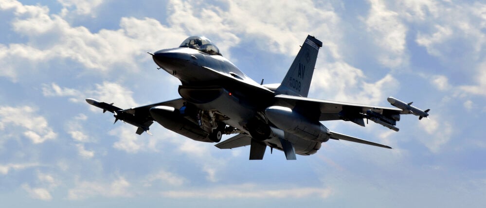 Eine F-16 Fighting Falcon der US-Luftwaffe auf dem Stützpunkt Nellis in Nevada (Symbolbild).