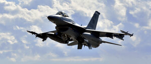 Auf diesem von der US-Luftwaffe zur Verfügung gestellten Bild hebt eine F-16 Fighting Falcon der 510th Fighter Squadron während der Red Flag 24-1 auf dem Luftwaffenstützpunkt Nellis, Nevada, ab. Nach der finalen Zustimmung der Türkei zum Nato-Beitritt Schwedens hat die US-Regierung den Verkauf von F-16-Kampfjets an Ankara auf den Weg gebracht. 