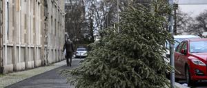 Ein Weihnachtsbaum ist auf einem Fußgängerweg in Kreuzberg abgestellt. (Archivbild)