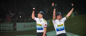 Theo Reinhardt (l.) und Roger Kluge lassen sich für die Führung feiern.