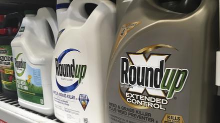 Kanister mit Roundup stehen in einem Ladenregal in San Francisco. 