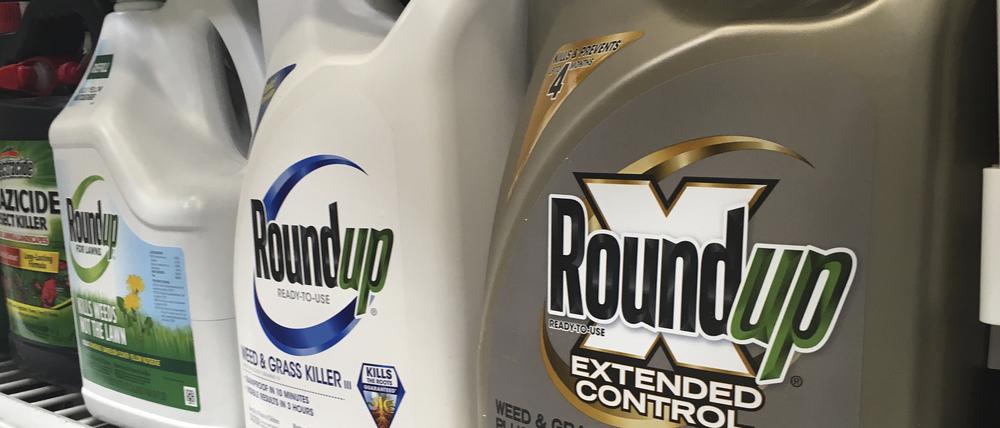 Kanister mit Roundup stehen in einem Ladenregal in San Francisco. 