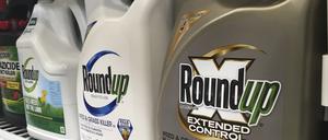 Kanister mit Roundup stehen in einem Ladenregal in San Francisco. 