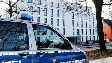 Ein Polizeifahrzeug steht vor dem Gebäude der neuen Dienststelle «Siko Ruhr», der «Sicherheitskooperation Ruhr zur Bekämpfung der Clankriminalität». Das Projekt Sicherheitskonferenz Ruhr wird um fünf Jahre verlängert. Die Initiative der Landesregierung mit zahlreichen Projekten soll der Metropole Ruhr Auftrieb geben.   