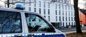 Ein Polizeifahrzeug steht vor dem Gebäude der neuen Dienststelle «Siko Ruhr», der «Sicherheitskooperation Ruhr zur Bekämpfung der Clankriminalität». Das Projekt Sicherheitskonferenz Ruhr wird um fünf Jahre verlängert. Die Initiative der Landesregierung mit zahlreichen Projekten soll der Metropole Ruhr Auftrieb geben.   