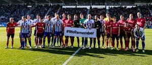 Vor dem Spiel in Wiesbaden zeigen die Spieler des SV Wehen und von Hertha BSC Haltung.